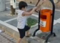 Sokaktaki çöpleri toplayıp kutuya atan minik Aras'a belediyeden hediye