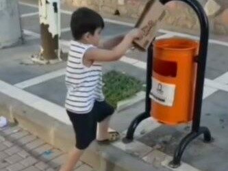 Sokaktaki çöpleri toplayıp kutuya atan minik Aras'a belediyeden hediye