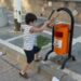 Sokaktaki çöpleri toplayıp kutuya atan minik Aras'a belediyeden hediye