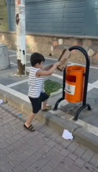 Sokaktaki çöpleri toplayıp kutuya atan minik Aras'a belediyeden hediye