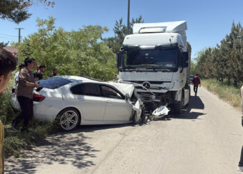 TIR ile çarpışan otomobilin sürücüsü öldü