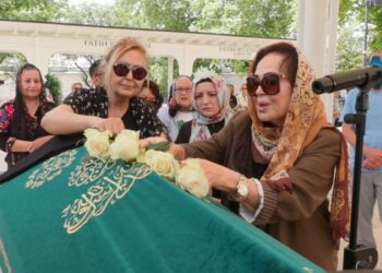 'Panter Emel' olarak bilinen oyuncu Emel Yıldız son yolculuğuna uğurlandı