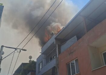 Bursa'da çatı katında çıkan yangın kamerada
