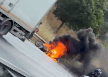 Gaziosmanpaşa'da yanan motosiklet demir yığınına döndü