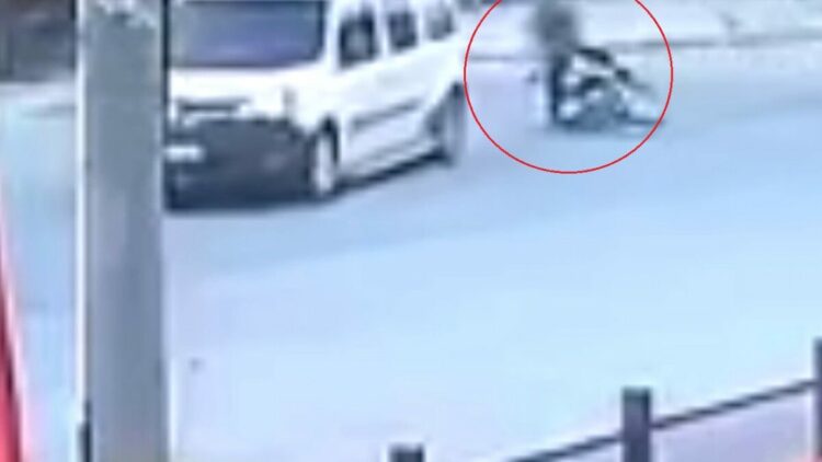 Motosikletle hafif ticari aracın çarpıştığı kaza kamerada: 1 yaralı