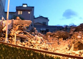 Kağıthane’de yıkım sırasında yanındaki binalar hasar gördü; 2 bina tahliye edildi
