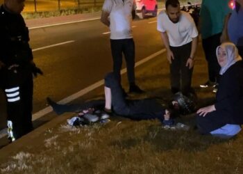 Kaza yerine gelen anne, yaralı oğlunun elini tutarak moral verdi