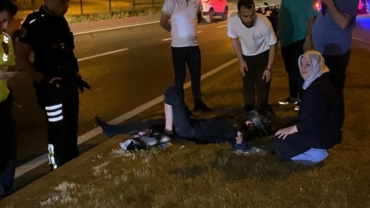 Kaza yerine gelen anne, yaralı oğlunun elini tutarak moral verdi