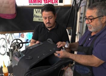 Dede mesleği ayakkabı tamirciliğini 88 yıldır sürdürüyorlar