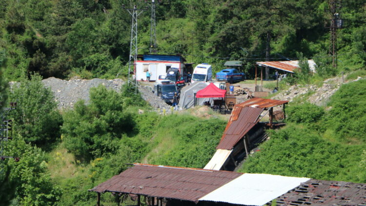 Kapatılan maden ocağında mahsur kalan işçiye ulaşma çalışmaları devam ediyor