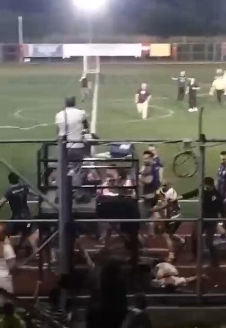 Futbol turnuvasında kavga; polis ve esnaf takımları birbirine girdi