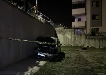 Otomobil, 4 metre yükseklikten apartman bahçesine düştü: 1 yaralı