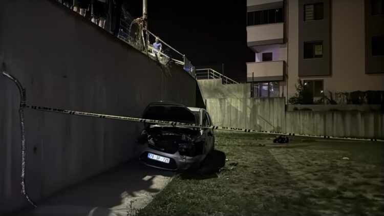 Otomobil, 4 metre yükseklikten apartman bahçesine düştü: 1 yaralı