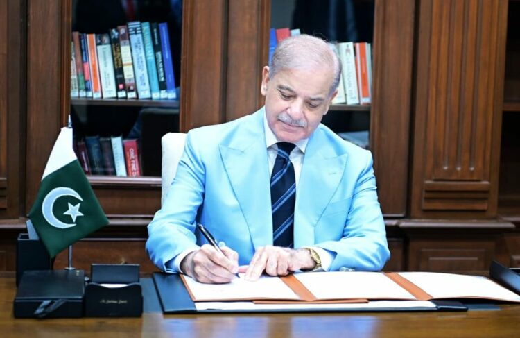 Pakistan Başbakanı Şerif, İslamabad Mutabakat Zaptı'nı ara bulucu olarak imzaladı