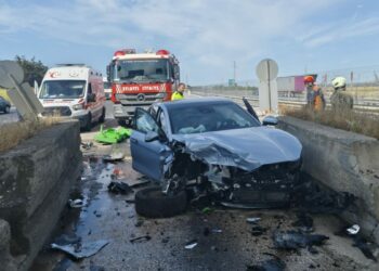 Silivri'de direksiyon hakimiyetini kaybeden otomobil sürücüsü gişelere çarptı: 2 yaralı