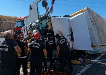 Şanlıurfa'da devrilen TIR'ın şoförü ağır yaralandı