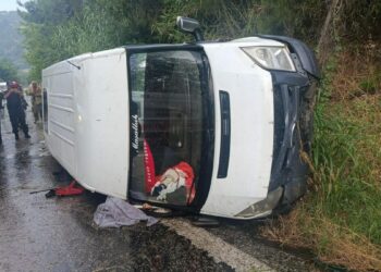 İzmir'de işçi servisi devrildi; 1 ölü, 1'i ağır 10 yaralı