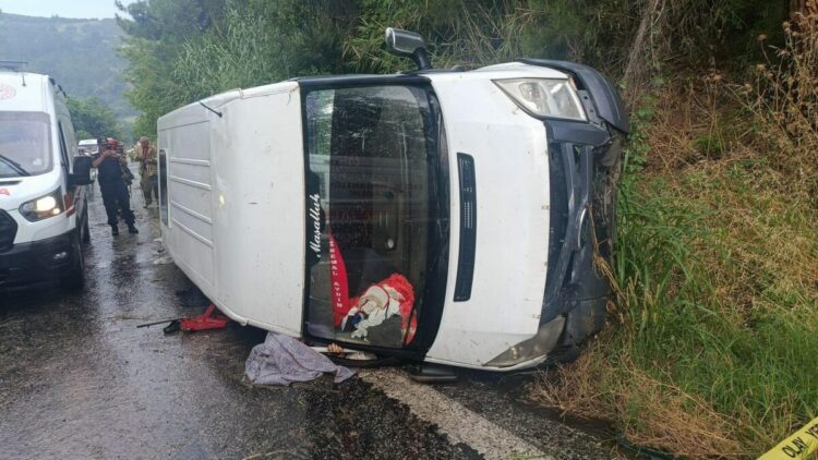 İzmir'de işçi servisi devrildi; 1 ölü, 1'i ağır 10 yaralı