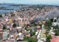 Fatih'te binadaki yangın araçlara sıçradı-3 / Havadan görüntüyle
