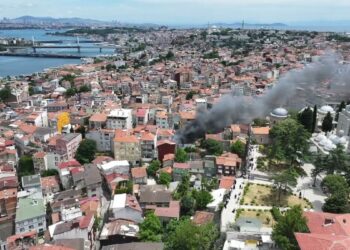 Fatih'te binadaki yangın araçlara sıçradı-3 / Havadan görüntüyle