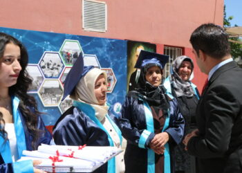 Şehit oğlunun hayalini gerçekleştirdi, 51 yaşında mezun oldu