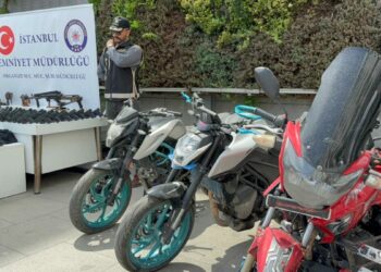İstanbul'da iş yerlerine düzenlenen saldırılarda kullanılan silahlar emniyette sergilendi