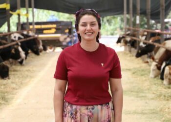 Eşinin emanet ettiği çiftliği çocuklarıyla yaşatıyor