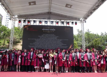 İstanbul Kent Üniversitesi’nde mezuniyet coşkusu