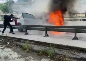 Üsküdar D-100'de otomobilde çıkan yangın itfaiye tarafından söndürüldü