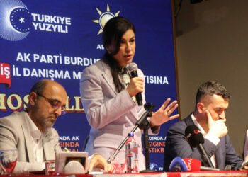 AK Parti'li Ayan: Aynı koltuklar için kavga ediyorlar