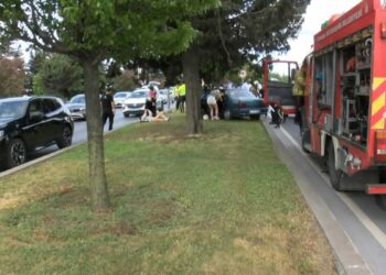 Bakırköy'de sürücüsünün kontrolünü kaybettiği otomobil ağaca çarptı; 1'i ağır 3 yaralı