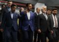 Tamer Karadağlı ‘Alev Alatlı Şehir Kütüphanesi ve Tiyatro Binası’nı ziyaret etti