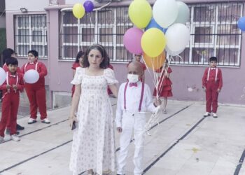 İlik nakli süreci başarılı geçen lösemili Kadir, okulunda yüzlerce balonla karşılandı