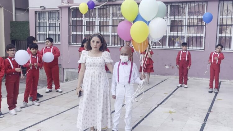 İlik nakli süreci başarılı geçen lösemili Kadir, okulunda yüzlerce balonla karşılandı