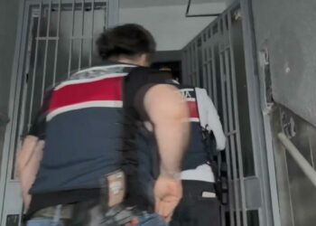 'HGS Borcunuz Bulunmaktadır' ve 'Kargonuz Var' mesajıyla dolandırıcılık: 17 şüpheli gözaltına alındı / Operasyon görüntüsüyle