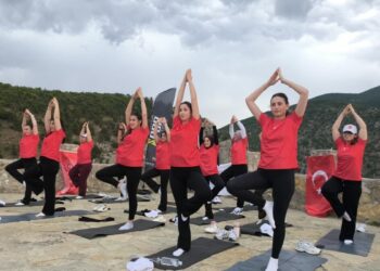 Cehennem Deresi Kanyonu'nda yoga yaptılar