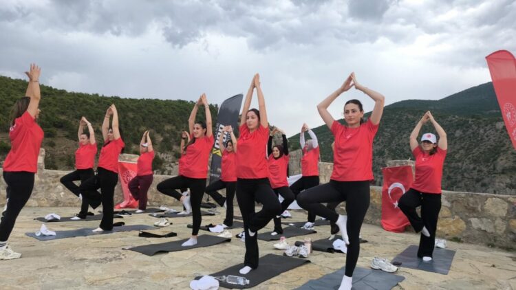 Cehennem Deresi Kanyonu'nda yoga yaptılar