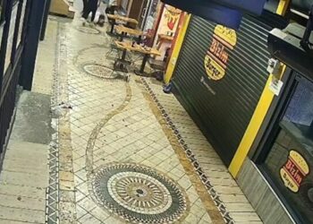 Yoldan geçen mühendisin önünü kesip dövdüler; olay kamerada