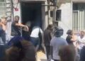 Beyoğlu’nda eski eşinin ilişki yaşadığını öne sürdüğü kişiyi silahla vurdu; yakalandı