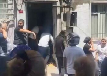 Beyoğlu’nda eski eşinin ilişki yaşadığını öne sürdüğü kişiyi silahla vurdu; yakalandı