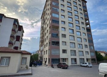 Niğde'de 10'uncu katından düşen genç, hayatını kaybetti.