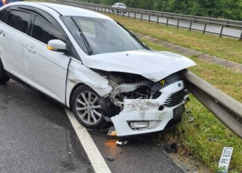 Bariyere çarpan otomobildeki 4 kişi yaralandı