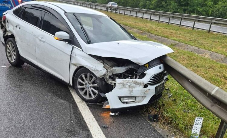 Bariyere çarpan otomobildeki 4 kişi yaralandı