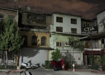 Fatih’te Büyük Valide Han’ın çatısında çıkan yangın söndürüldü