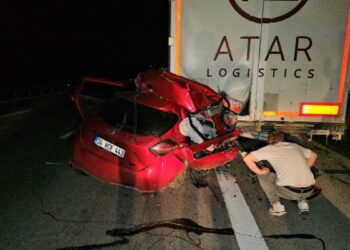 Park halindeki TIR'a arkadan çarpan otomobilin sürücüsü öldü
