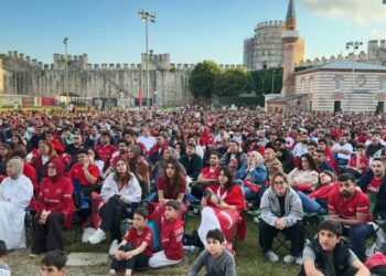 A Milli Futbol Takımı'nın Paraguay maçı Yedikule Hisarı'nda izlendi