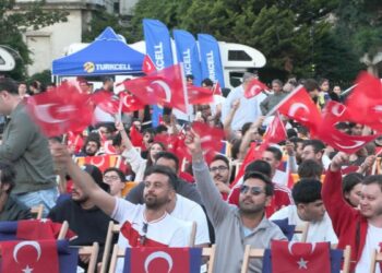 Dolmabahçe’de milli maç heyecanı dev ekranda yaşandı