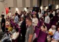 Duygulandıran koro; sahnede çocuklar, salonda babalar