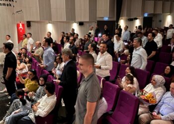 Duygulandıran koro; sahnede çocuklar, salonda babalar