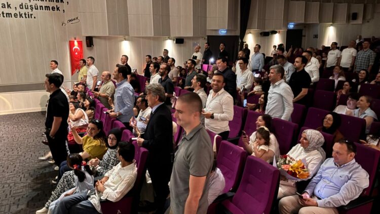Duygulandıran koro; sahnede çocuklar, salonda babalar